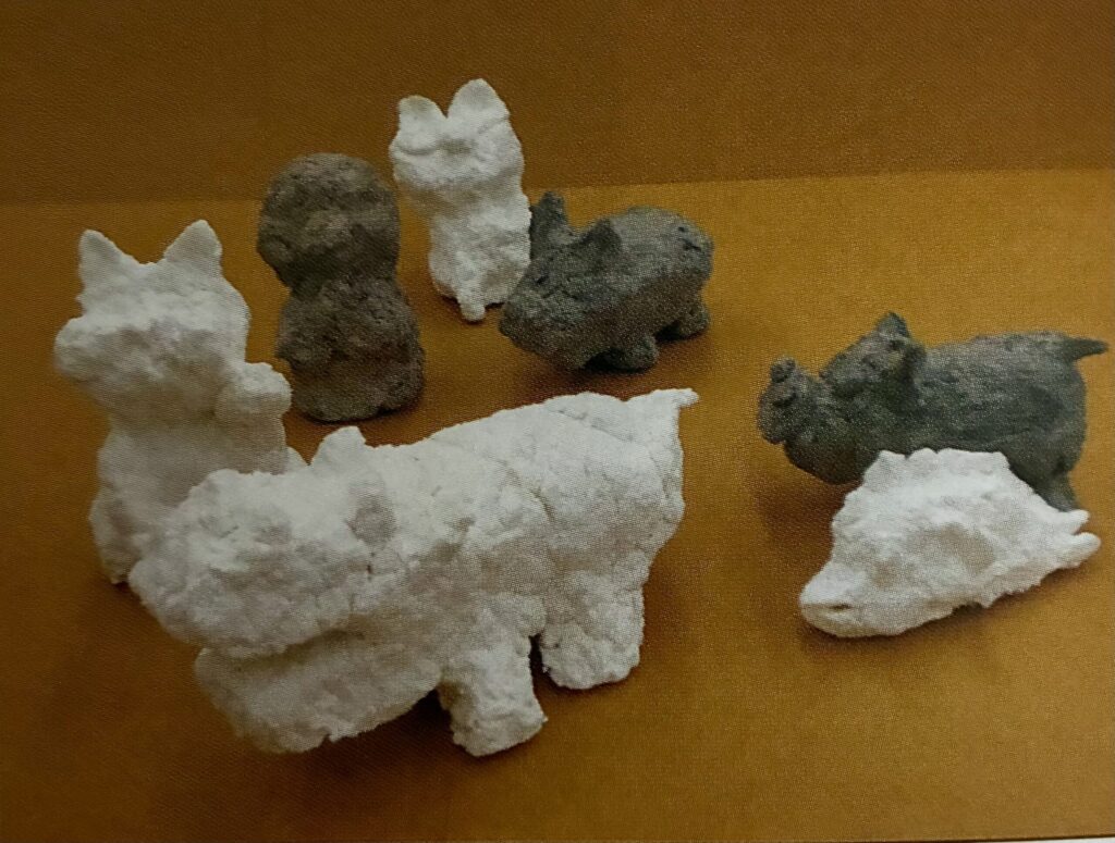 作った紙粘土で作品作り