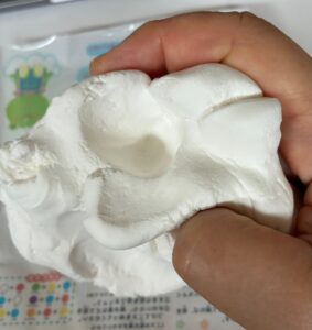 紙粘土をこねる工程