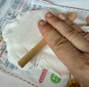 板状に伸ばした紙粘土