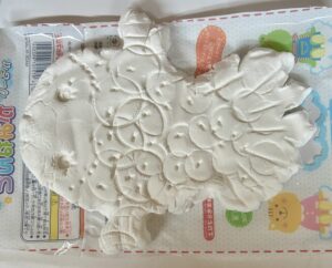 型押しで模様を付ける様子