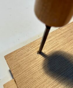 気をつけてキリで穴を開けましょう。