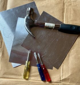 アルミの打ち出し材料、ドライバー、アルミ板、金槌