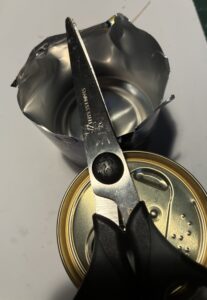 ハサミで空き缶を切る