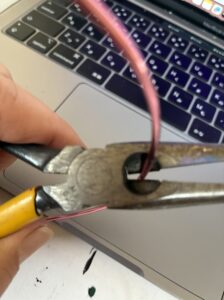 ペンチで針金を切る