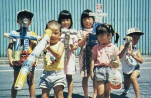 それぞれの子どもたちが廃品類を使った造形工作と一緒に記念撮影し歌写真