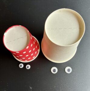 紙コップの底と目玉の画像