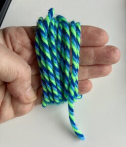 髪の毛にする毛糸を巻き付けている画像