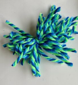 輪になっている毛糸の両端を切った画像