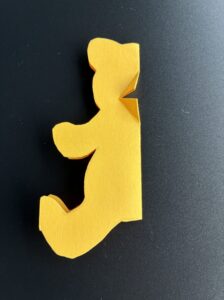 半分に折った画用紙に描かれたクマ