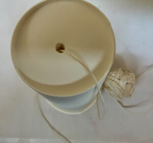 紙コップの底に穴を開けた所の画像です