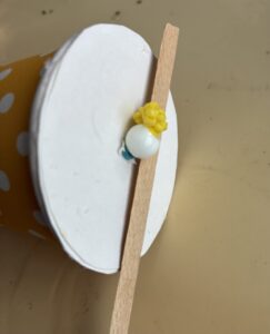 ビーズから出した輪ゴムに割り箸をつけた画像です。
