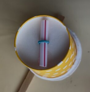 紙コップの底に切ったストローでストッパーを接着します。